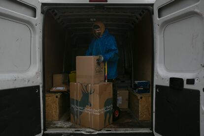 Un repartidor prepara unos paquetes para entregar en un domicilio, este viernes en Madrid.