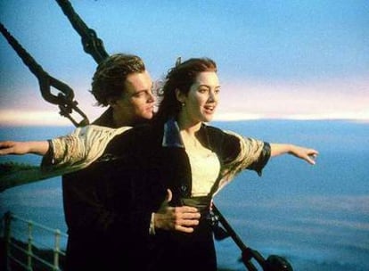 Los actores Leonardo DiCaprio y Kate Winslet, en una escena de <i>Titanic.</i>