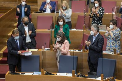 El presidente de la Generalitat Valenciana, Ximo Puig, recibe el aplauso de sus socios de Gobierno tras su intervención en el debate de política general, este lunes.