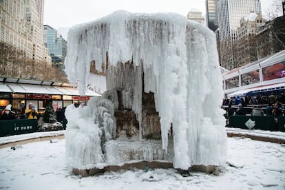 Una fuente helada en Bryant Park en Nueva York