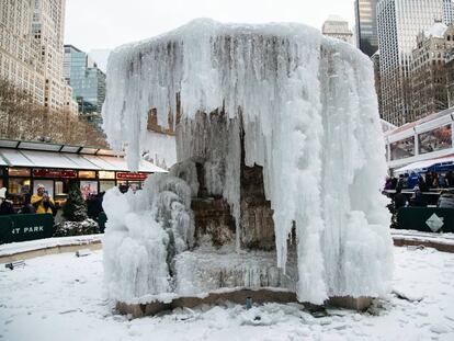 Una fuente helada en Bryant Park en Nueva York