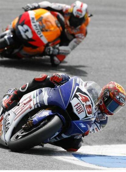 Lorenzo, por delante de Pedrosa durante la carrera de ayer.