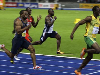 Arriba, Bolt entra en la meta por delante de Gay, segundo, y Powell, tercero. Abajo, celebra su triunfo y el nuevo récord del mundo