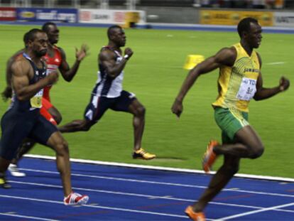 Arriba, Bolt entra en la meta por delante de Gay, segundo, y Powell, tercero. Abajo, celebra su triunfo y el nuevo récord del mundo