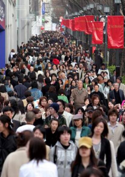 Peatones caminan por la avenida Omotesando, una de las áreas comerciales de Tokio. EFE/Archivo