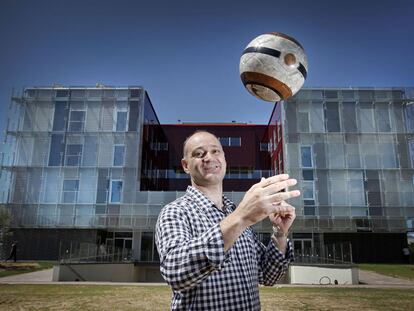 Carles Folguera, licenciado en Pedagogía, en el exterior de la Ciudad Deportiva. En su día fue el mejor portero del mundo de hockey patines.