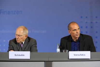 Los ministros de Hacienda de Alemania, Wolfgang Schäuble, y de Grecia, Yanis Varoufakis, en una rueda de prensa el pasado 5 de febrero en Berlín.
