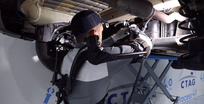 Prueba del uso de exoesqueletos en el Centro Tecnológico de la Automoción de Galicia (CTAG).