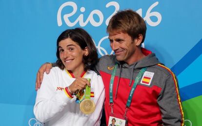 La piragüista española Maialen Chourraut junto a su entrenador Xabi Etxaniz con el oro en piragüismo slalon