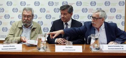 El director general de la OIT junto a los secretarios de CCOO y UGT.