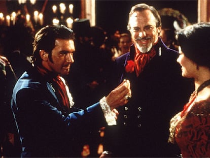 La actriz norteamericana Catherine Zeta-Jones, con Antonio Banderas, en una escena del filme <i>La máscara del Zorro</i>.
