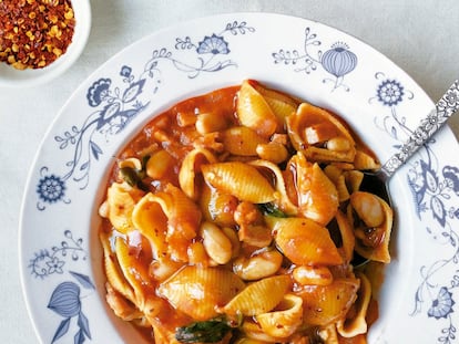 'Pasta e fagioli', receta contenida en 'El Padrino: El libro de cocina de la familia Corleone', de Liliana Battle y Stacey Tyzzer, en una imagen proporcionada por Norma Editorial.