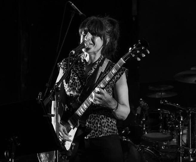 Mar Álvarez, fundadora del grupo Girls To The Front, durante un concierto.