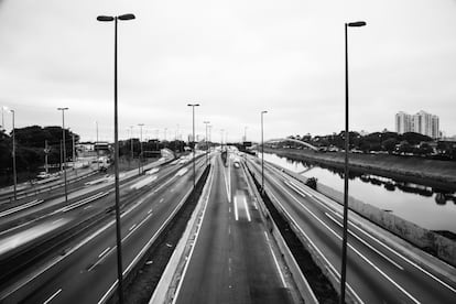 A vista das pistas expressas da Marginal a partir da ponte da Casa Verde, na Zona Oeste da cidade de São Paulo.