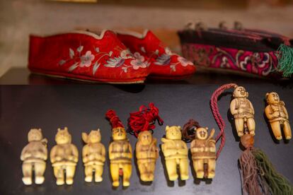 La colección se compone de unas 800 piezas, de las que se exponen poco más de la mitad. Entre las joyas, estas zapatillas chinas para los llamados "pies de loto". Las que usaban mujeres a las que desde la infancia se les habían vendado los pies para que no les crecieran.