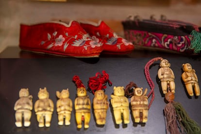 La colección se compone de unas 800 piezas, de las que se exponen poco más de la mitad. Entre las joyas, estas zapatillas chinas para los llamados "pies de loto". Las que usaban mujeres a las que desde la infancia se les habían vendado los pies para que no les crecieran.