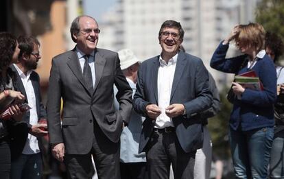 El candidato a la Comunidad, Ángel Gabilondo, y Patxi López en la Gran Vía.