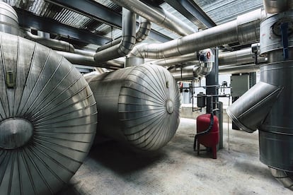 El sistema de refrigeración que acaba en tuberías de agua fría detrás de los armarios de los procesadores.