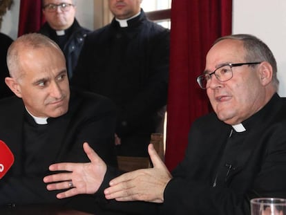El nuevo arzobispo de Toledo, Francisco Cerro Chaves (derecha), esta mañana en Toledo.