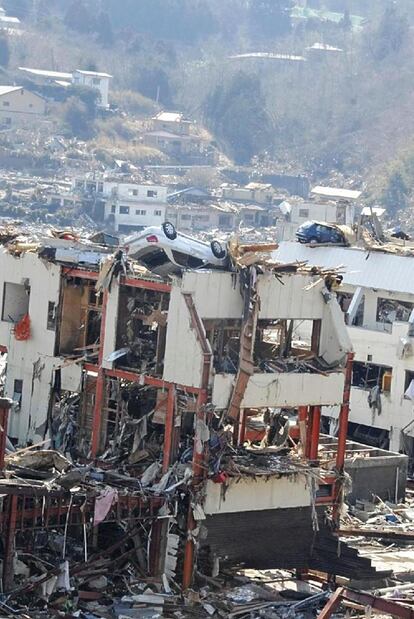 Algunos coches se han quedado clavados en los tejados de los edificios destrozados en la ciudad de Onagawa.
