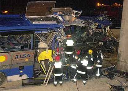 Los bomberos buscan entre los restos del autobús a varios pasajeros que han quedado atrapados.