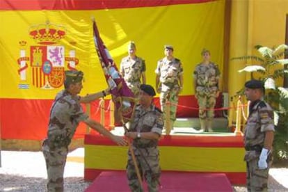 El coronel Alonso (izquierda) entrega el guión de la Agrupación española, ayer en Qala-i-Naw.