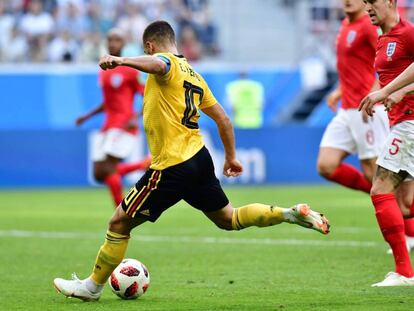 Hazard marca el segundo gol de Bélgica ante Inglaterra.
