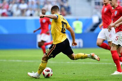 Hazard marca el segundo gol de Bélgica ante Inglaterra.