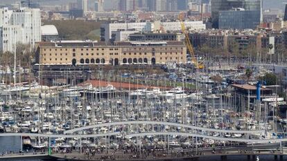 El port de Barcelona i, al fons, el F&ograve;rum.
