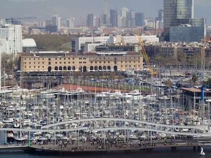 El port de Barcelona i, al fons, el F&ograve;rum.