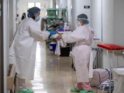 Personal sanitario en la planta covid del Hospital Universitario de Álava.