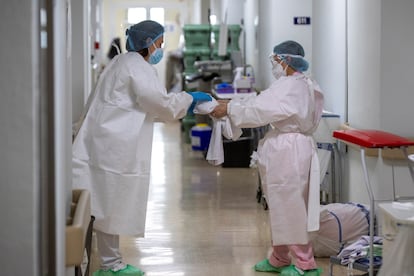 Workers at the Covid-19 wing of Txagorritxu Universitiy Hospital in Vitoria, in the Basque Country.