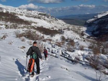 Excursión con raquetas de nieve en Cantabria.