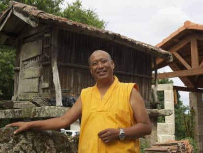 El monje Gueshe Tenzing Tamding, en su monasterio de San Amaro