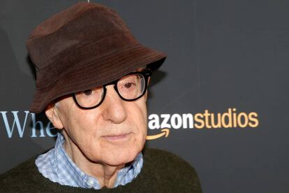 Woody Allen publica sus memorias. El director de cine cambió de editorial, después de que Hachette diera marcha atrás en el contrato, y publicó este lunes sin aviso sus polémicas memorias, tituladas 'A propos of Nothing' (A propósito de nadie), con Arcade Publishing.