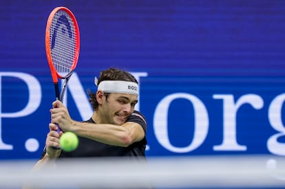 Fritz golpea de revés durante la semifinal contra Tiafoe en la Arthur Ashe de Nueva York.