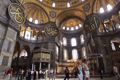 Turistas visitando la Hagia Sophia (Sabiduría Divina). Fue construida en el siglo VI. Desde 1935 es un museo y está considerado como uno de los monumentos arquitectónicos más significativos del mundo.