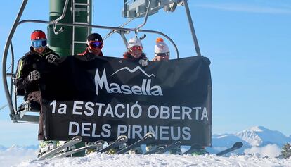 Primers esquiadors de la temporada a l'estació d'esquí de la Masella.