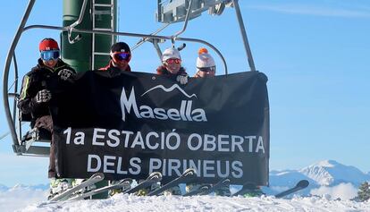 Primers esquiadors de la temporada a l&#039;estaci&oacute; d&#039;esqu&iacute; de la Masella. 