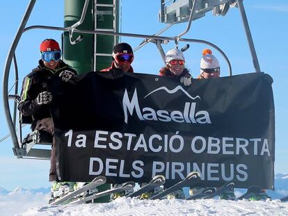 Primers esquiadors de la temporada a l&#039;estaci&oacute; d&#039;esqu&iacute; de la Masella. 