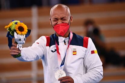 El gimnasta español Ray Zapata se emociona en el podio tras ganar la medalla de plata en la disciplina de suelo de gimnasia artística.
