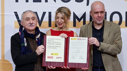 La vicepresidenta segunda del Gobierno y ministra de Trabajo, Yolanda Díaz, con los secretarios generales de CCOO y UGT, Unai Sordo (derecha) y Pepe Álvarez, respectivamente, tras el acuerdo para reducir la jornada laboral a 37,5 horas.
