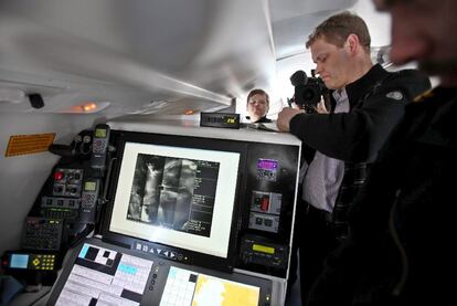 Uno de los equipos de la Guardia  Costera de Islandia sobrevuela en un avión la zona donde del glaciar en el que se encuentra el volcán subterráneo.