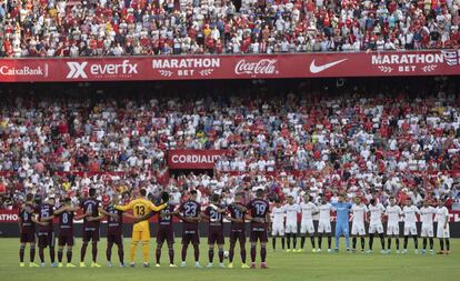 Los jugadores de Sevilla y Celta guradan un minuto de silencio en memoria de la hija de Luis Enrique y José Antonio Reyes.