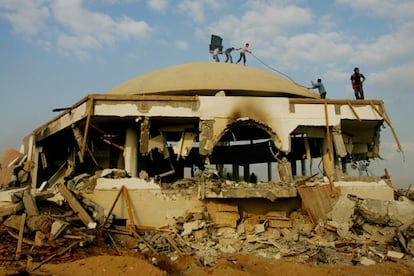 Los jóvenes palestinos ha descargado su ira contra las sinagogas que los israelíes han abandonado en los asentamientos evacuados. En la imagen, un grupo de muchachos saquean el templo de Netzarim.