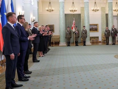 El presidente polaco, Andrzej Duda, junto al primer ministro, Mateusz Morawiecki, en la ceremonia de toma de nombramiento de la nueva cúpula militar, este martes, en Varsovia, en una imagen difundida por la presidencia.
