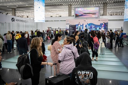 Pasajeros hacen largas filas en el AICM, el 12 de agosto de 2025.