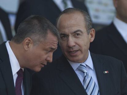 García Luna, entonces secretario de Seguridad Pública Federal junto a Felipe Calderón, en 2012.