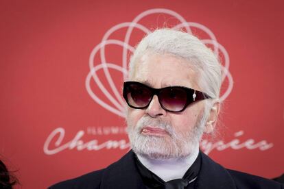 Karl Lagerfeld en la inauguración de las luces de Navidad de los Campos Elíseos (París), en 2018.