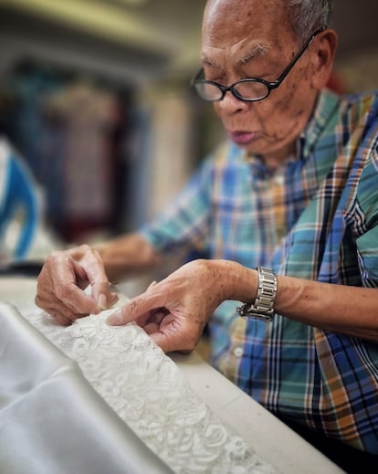 Leung Long Kong, de 93 años, en su taller de costura, en el barrio popular de Kwun Tong.